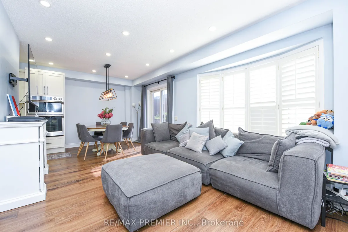 15D View Green Crescent, ON M9W 7C9