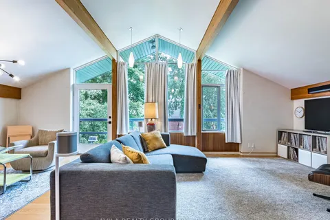 12 Woodbrook Drive, ON L6W 1W5