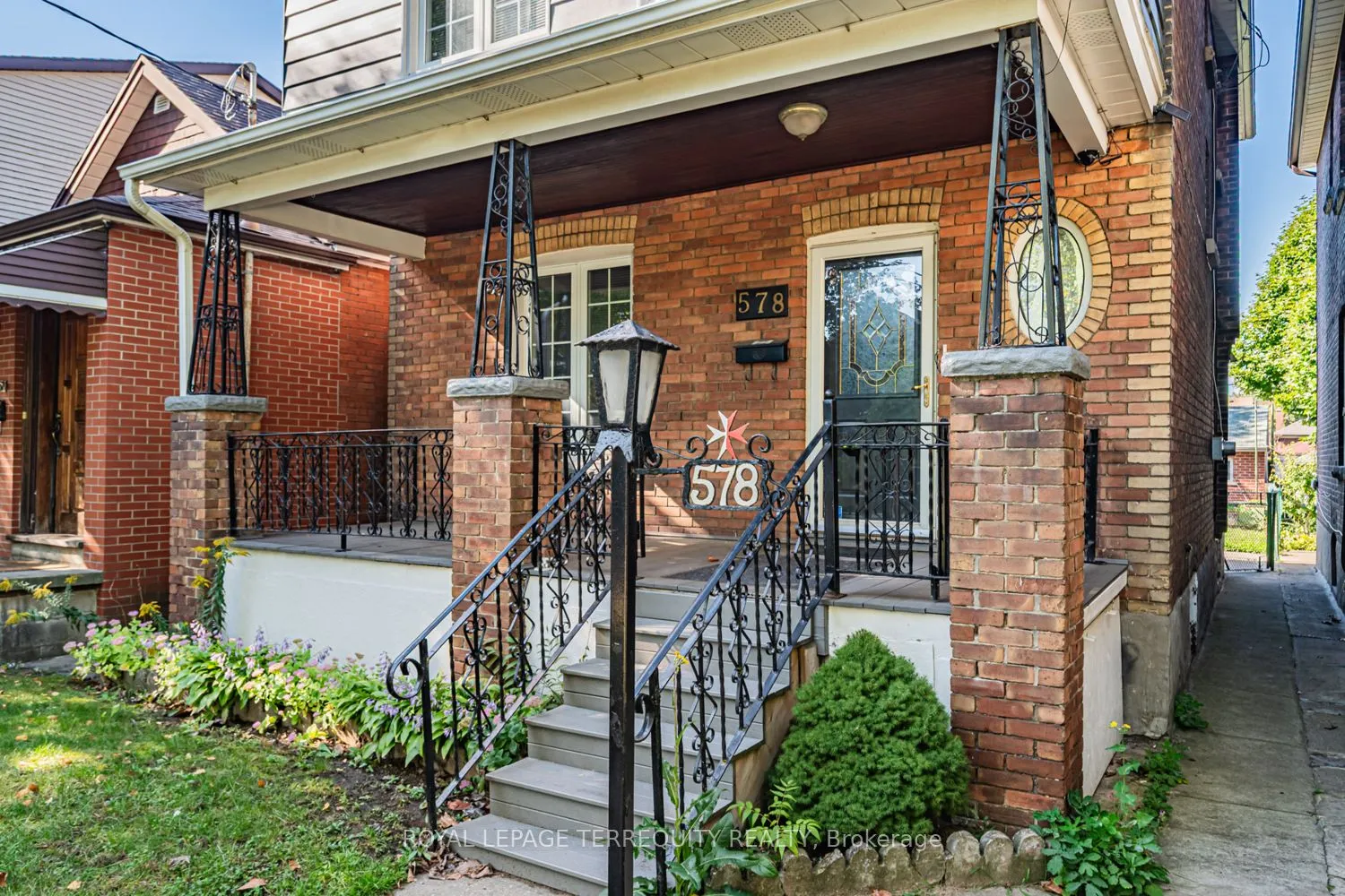 Detached interior view at 578 Durie Street Toronto
