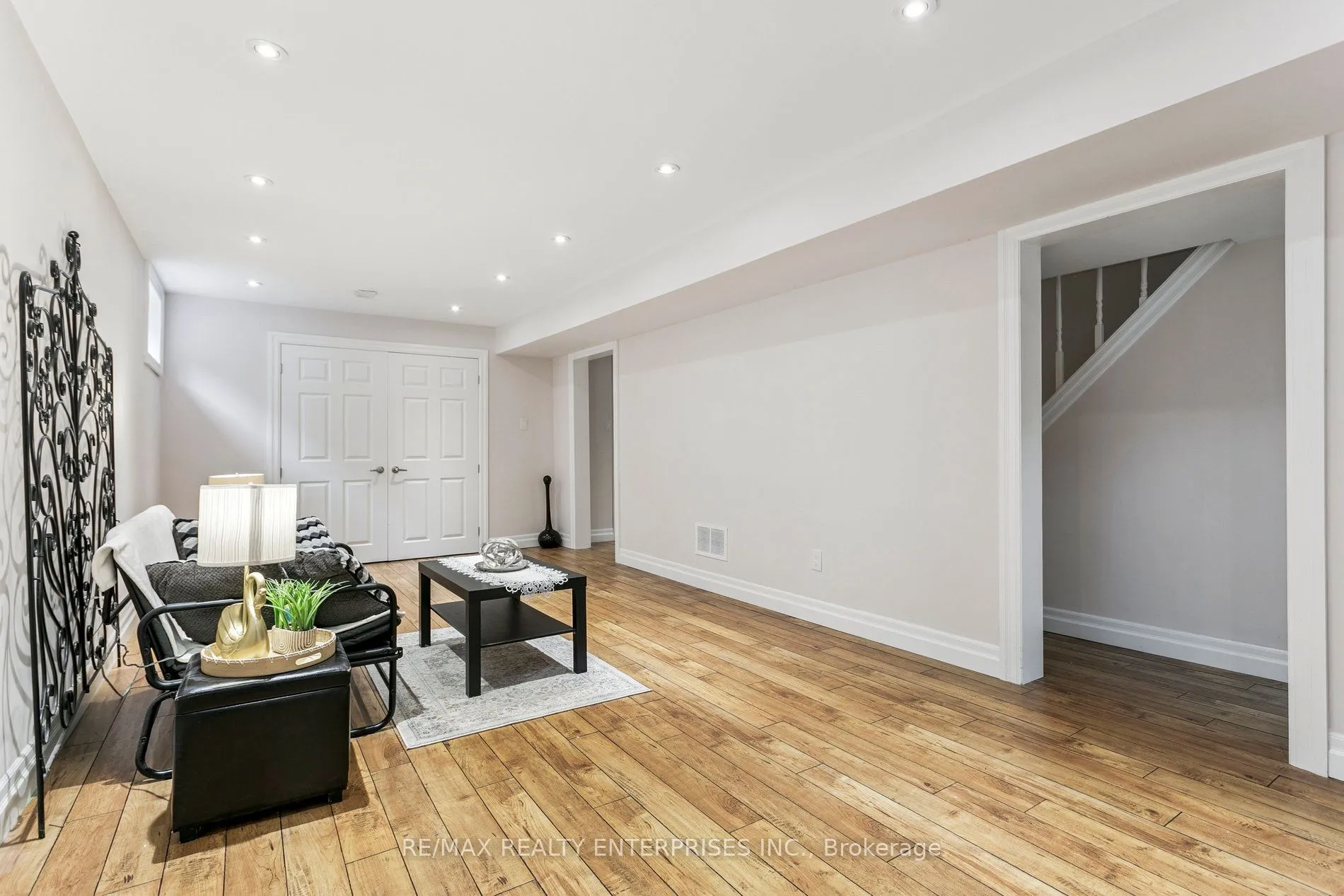 878 South Service Road, ON L5E 1T9