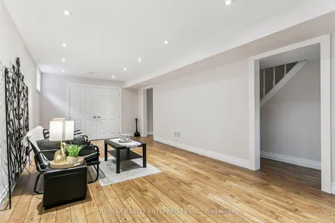 878 South Service Road, ON L5E 1T9