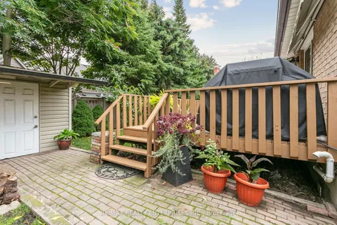 878 South Service Road, ON L5E 1T9