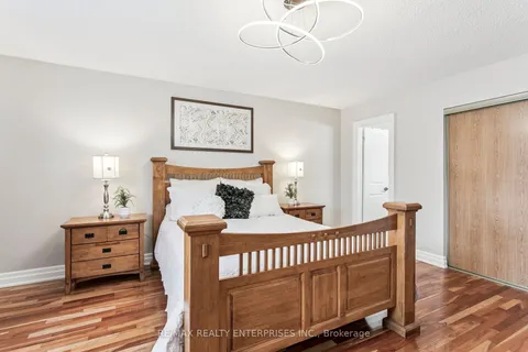 878 South Service Road, ON L5E 1T9