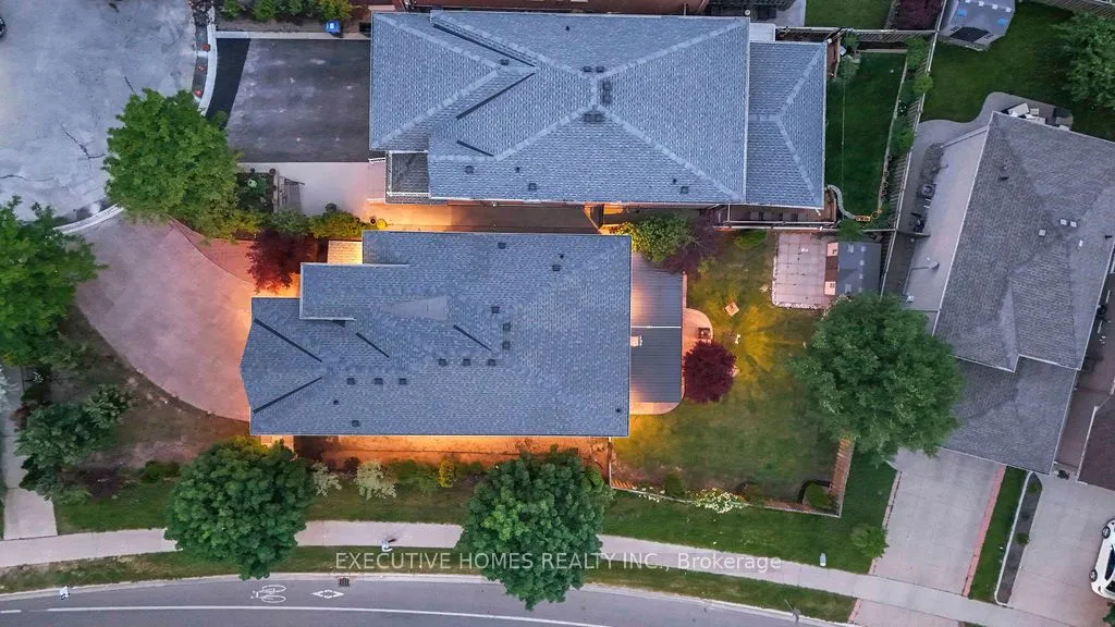 8 Shallimar Court, ON L6X 4N2