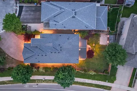 8 Shallimar Court, ON L6X 4N2