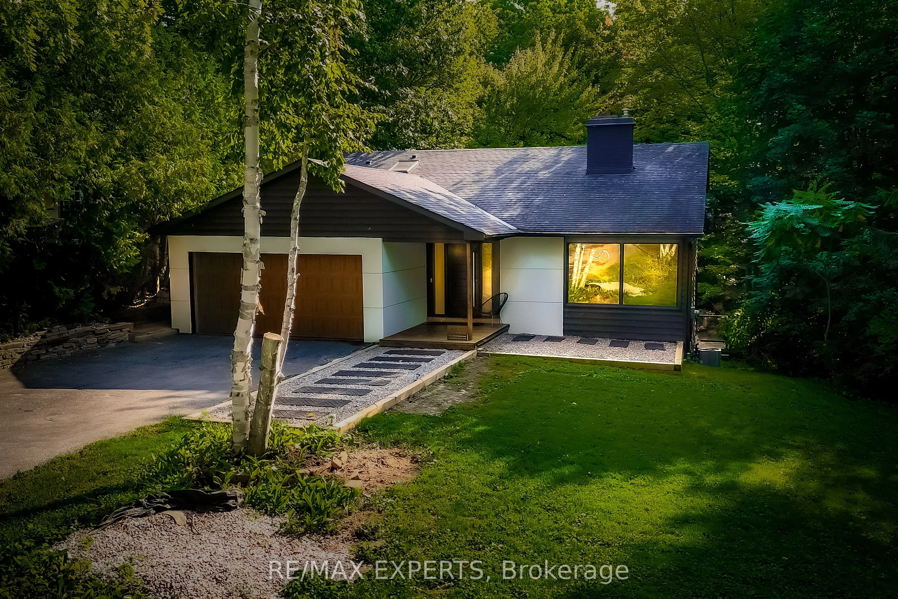 1135 Greenoaks Drive, ON L5J 3A1