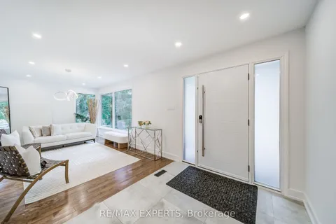 1135 Greenoaks Drive, ON L5J 3A1