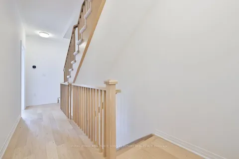 9 Crown Gate, ON L6M 0W8