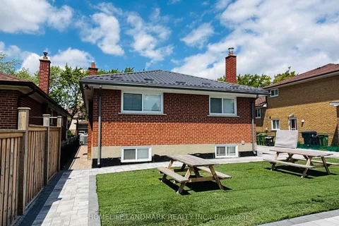 204 Derrydown Road, ON M3J 1S1