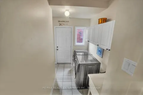 18 Southcrest Court, ON L6P 1T6