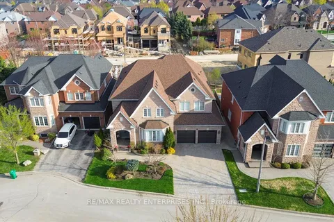 18 Southcrest Court, ON L6P 1T6