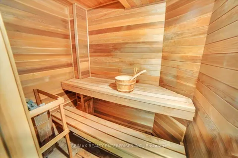 18 Southcrest Court, ON L6P 1T6