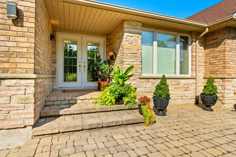 1104 Crofton Way, ON L7P 4W8