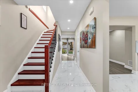 6 Hedley Court, ON L6S 2B6