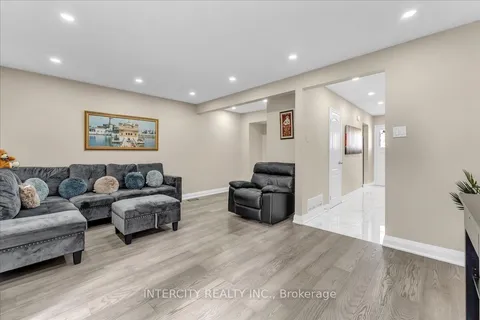 6 Hedley Court, ON L6S 2B6