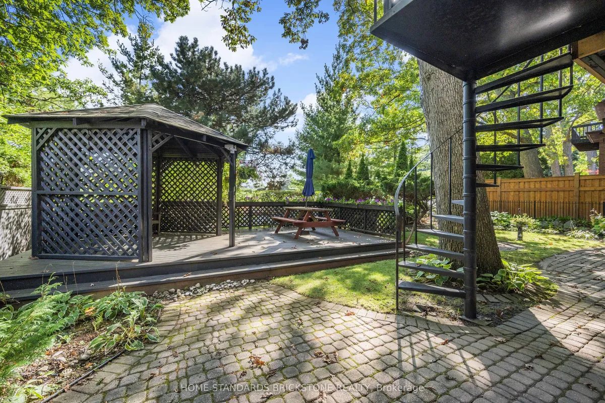 5 POPLAR HEIGHTS Drive, ON M9A 5A1