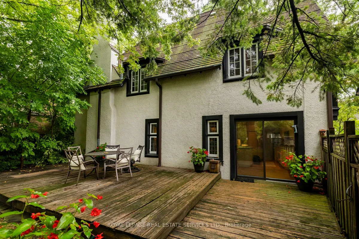 18 Queen Marys Drive, ON M8X 1S2