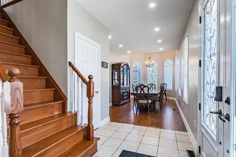 3927 Mayla Drive, ON L5M 7Y9