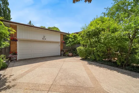 18 Claypine Trail, ON L6V 3L9