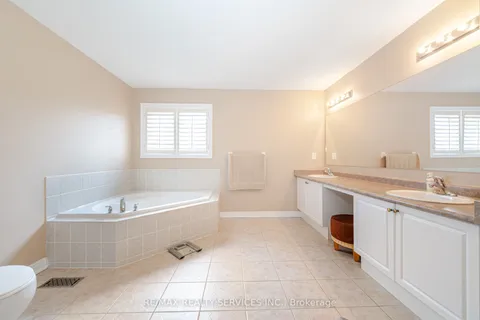 17 Regis Circle, ON L6P 1Z4