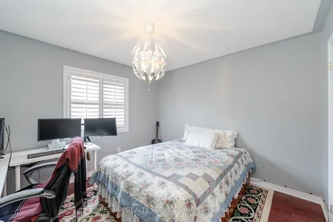 17 Regis Circle, ON L6P 1Z4