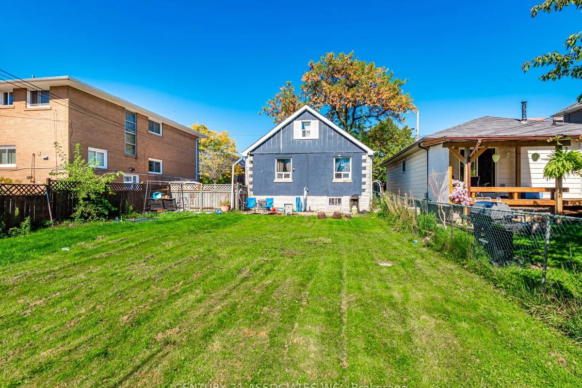 15 Burlingame Road, ON M8W 1Y7