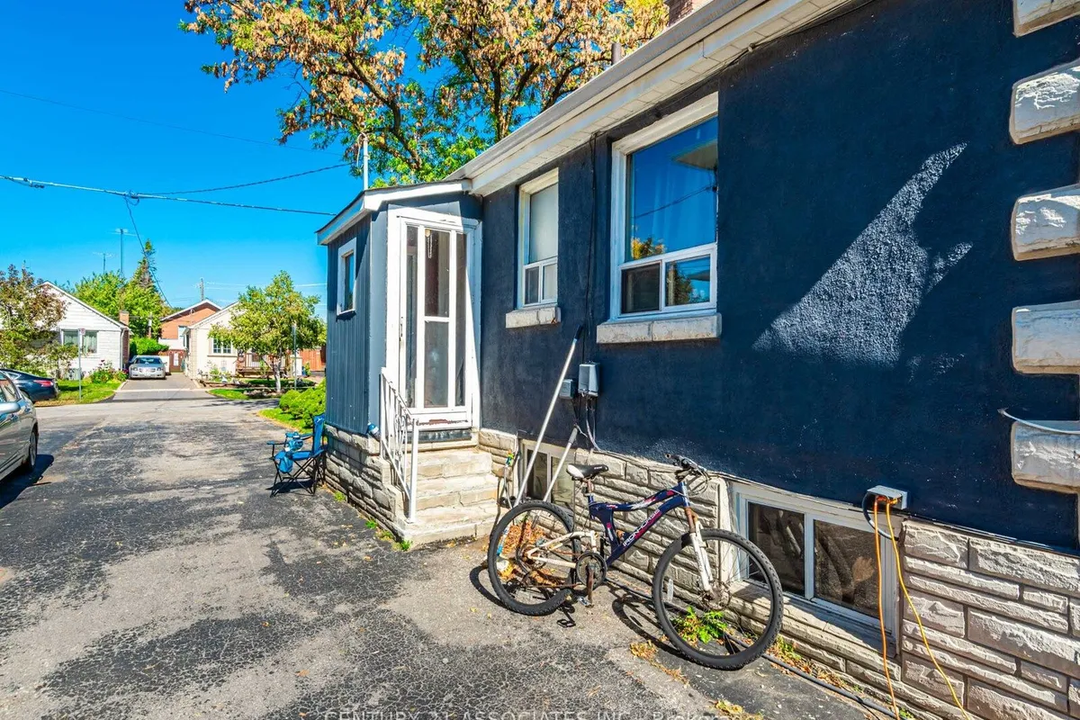 15 Burlingame Road, ON M8W 1Y7