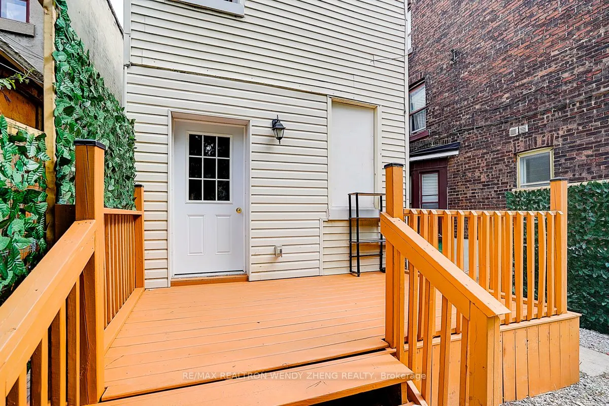 2179 Dundas Street, ON M6R 1X5