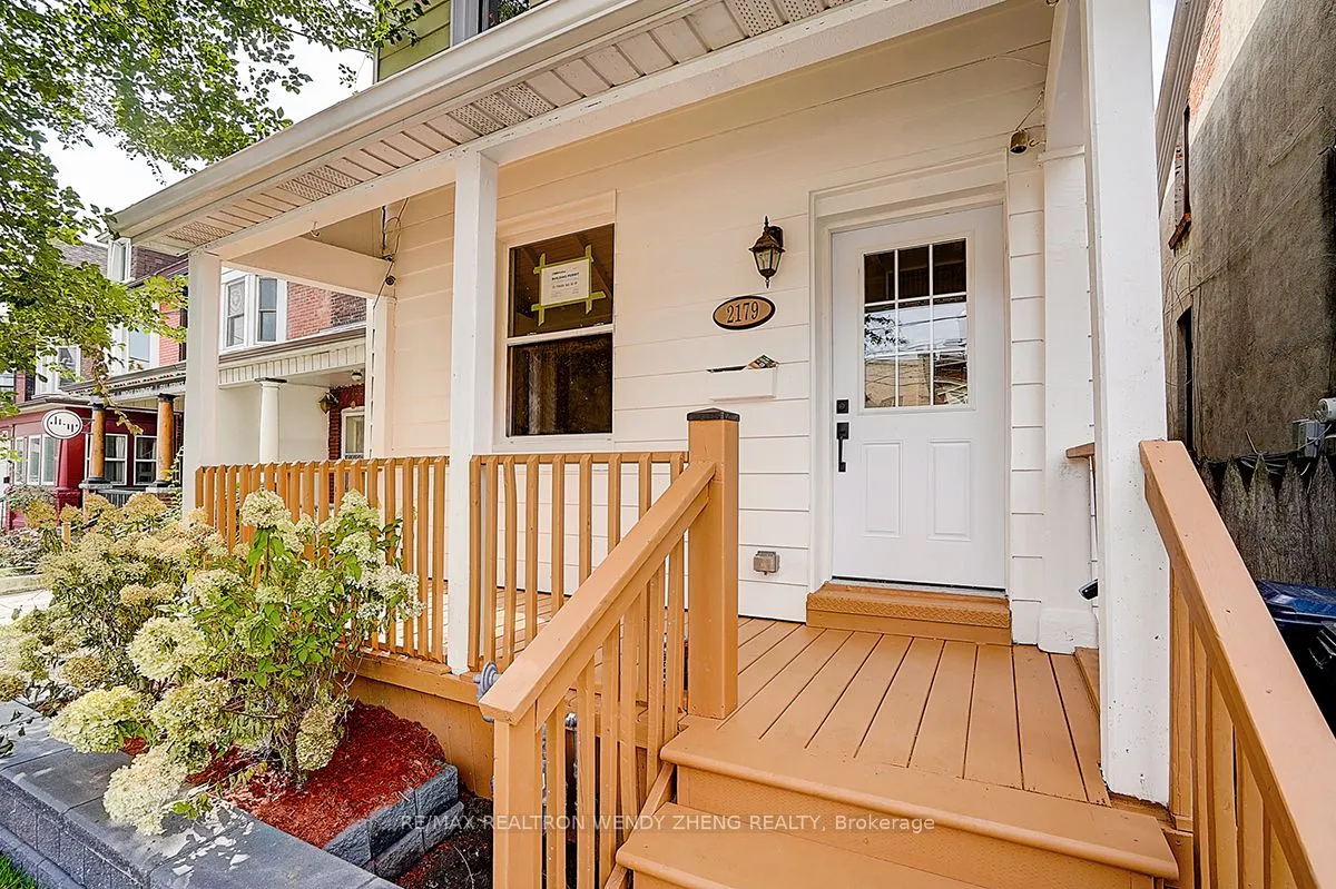 2179 Dundas Street, ON M6R 1X5