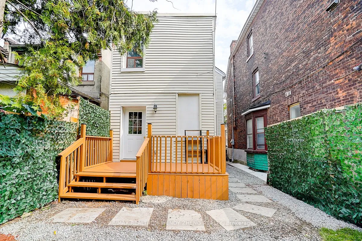 2179 Dundas Street, ON M6R 1X5