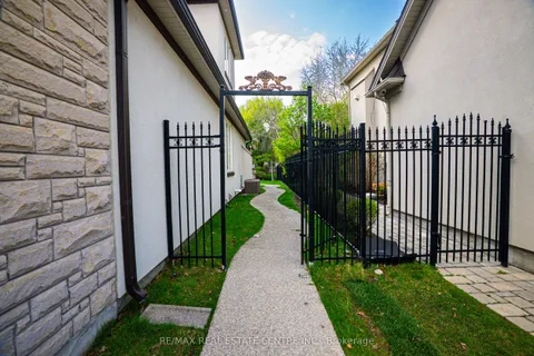 645 Cranleigh Court, ON L5H 4L4