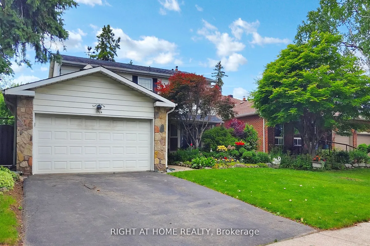 1924 Steepbank Crescent, ON L4X 1T8