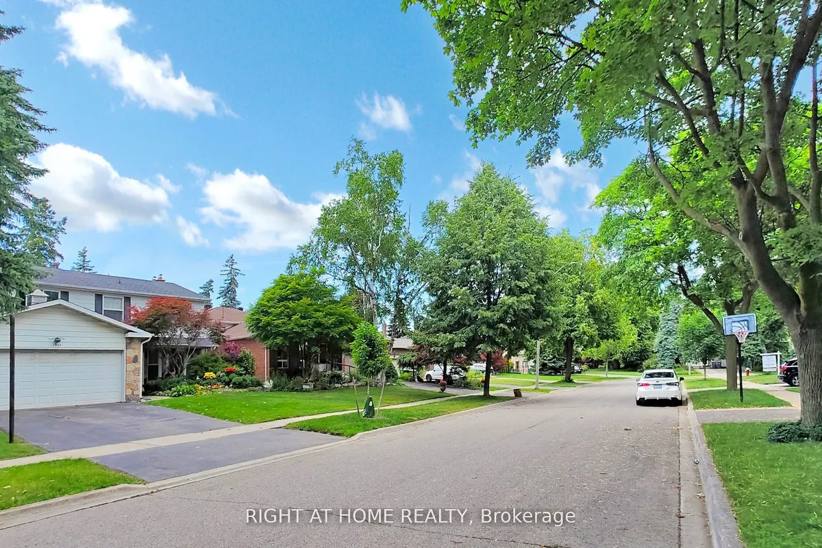 1924 Steepbank Crescent, ON L4X 1T8