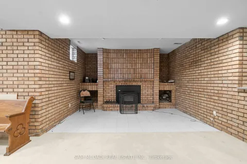 2339 Glengarry Road, ON L5C 1Y1