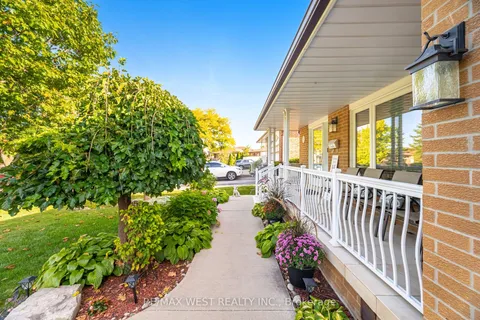 17 Malcolm Crescent, ON L6S 3C7