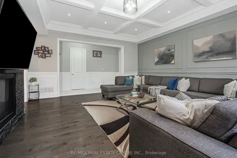 102 Belladonna Circle, ON L6P 4B6