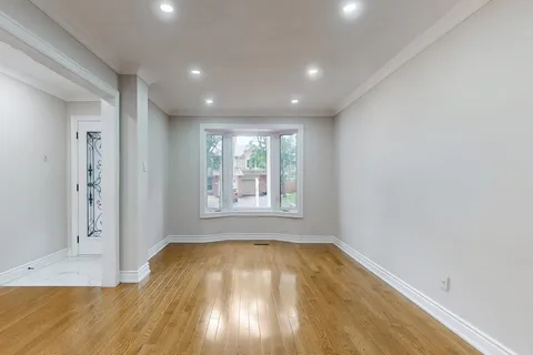 892 Sweetwater Crescent, ON L5H 4A8