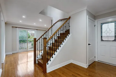 892 Sweetwater Crescent, ON L5H 4A8