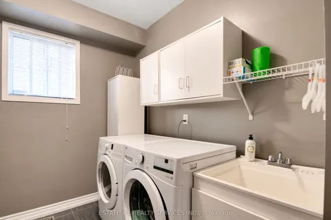 102 Cresthaven Road, ON L7A 1J4