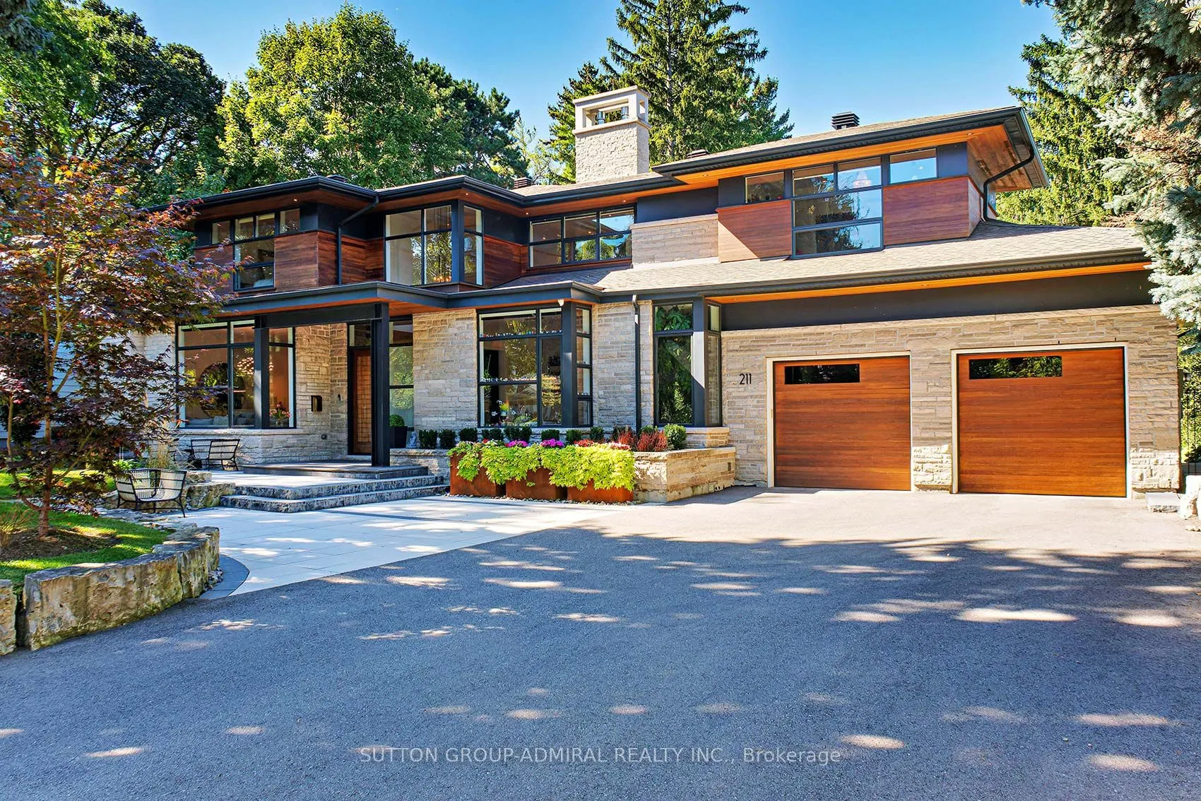 211 Glenview Drive, ON L5G 2N7