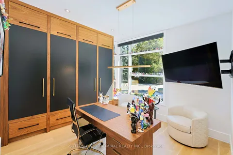 211 Glenview Drive, ON L5G 2N7