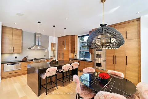 211 Glenview Drive, ON L5G 2N7