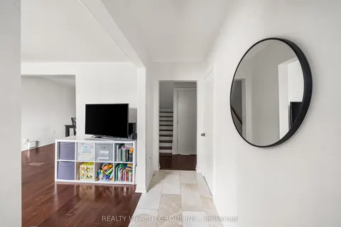 17 Haymarket Road, ON M3L 1H3