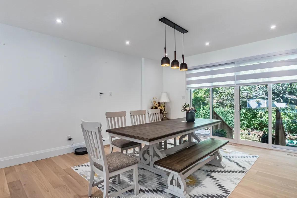 22 Yorkleigh Avenue, ON M9P 1Y4