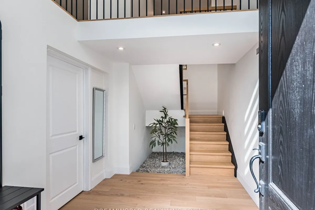 22 Yorkleigh Avenue, ON M9P 1Y4