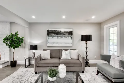 4342 Violet Road, ON L5V 1J8