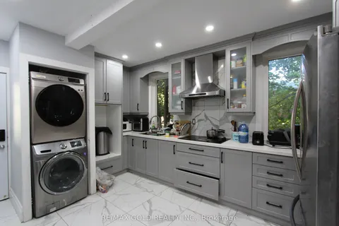 961 Lakeshore Road, ON L5H 1H8