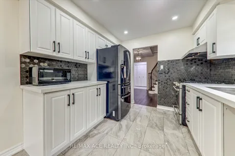 475 Wallenberg Crescent, ON L5B 3M2