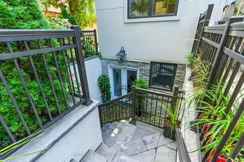 1499 Trotwood Avenue, ON L5G 3Z8