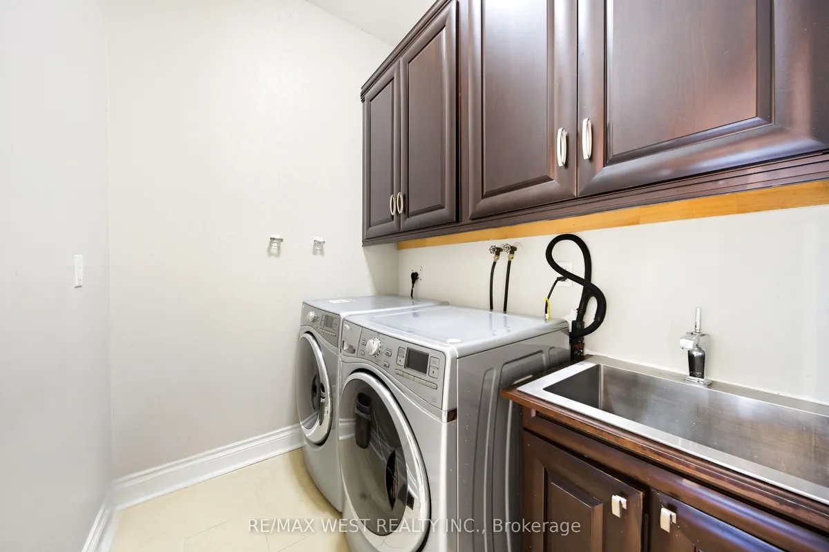 192 Pacific Avenue, ON M6P 2P5